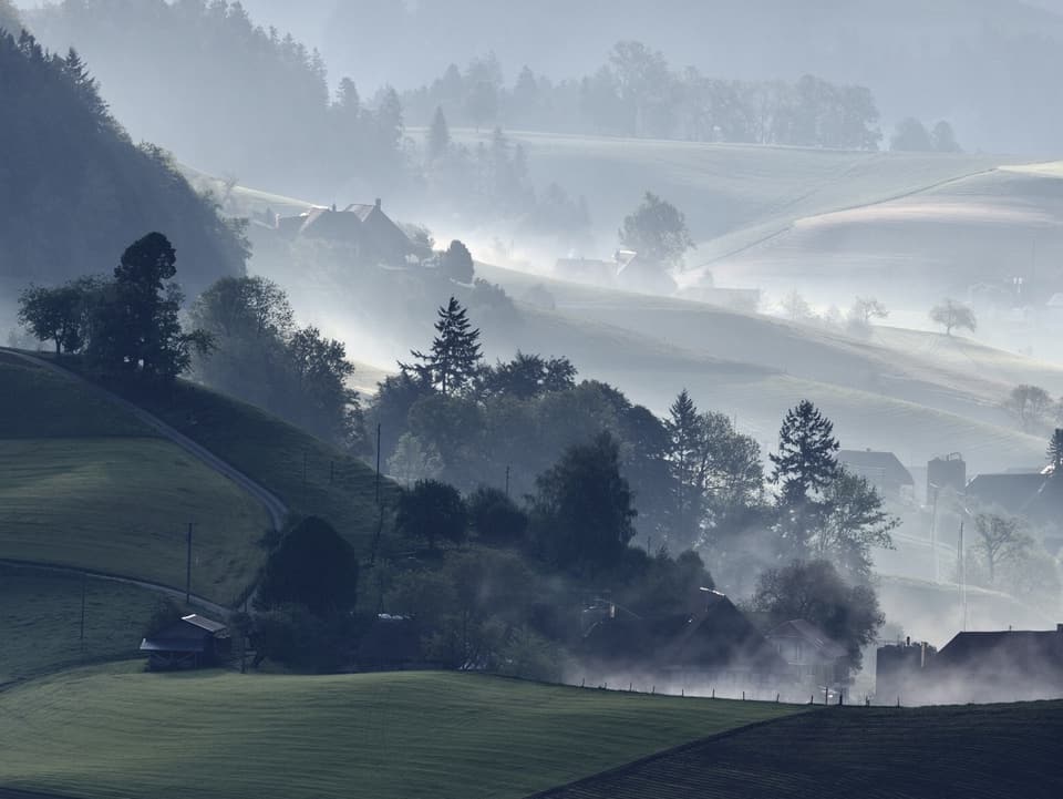 Nebelschwaden ziehen durch die Landschaft im Emmental.
