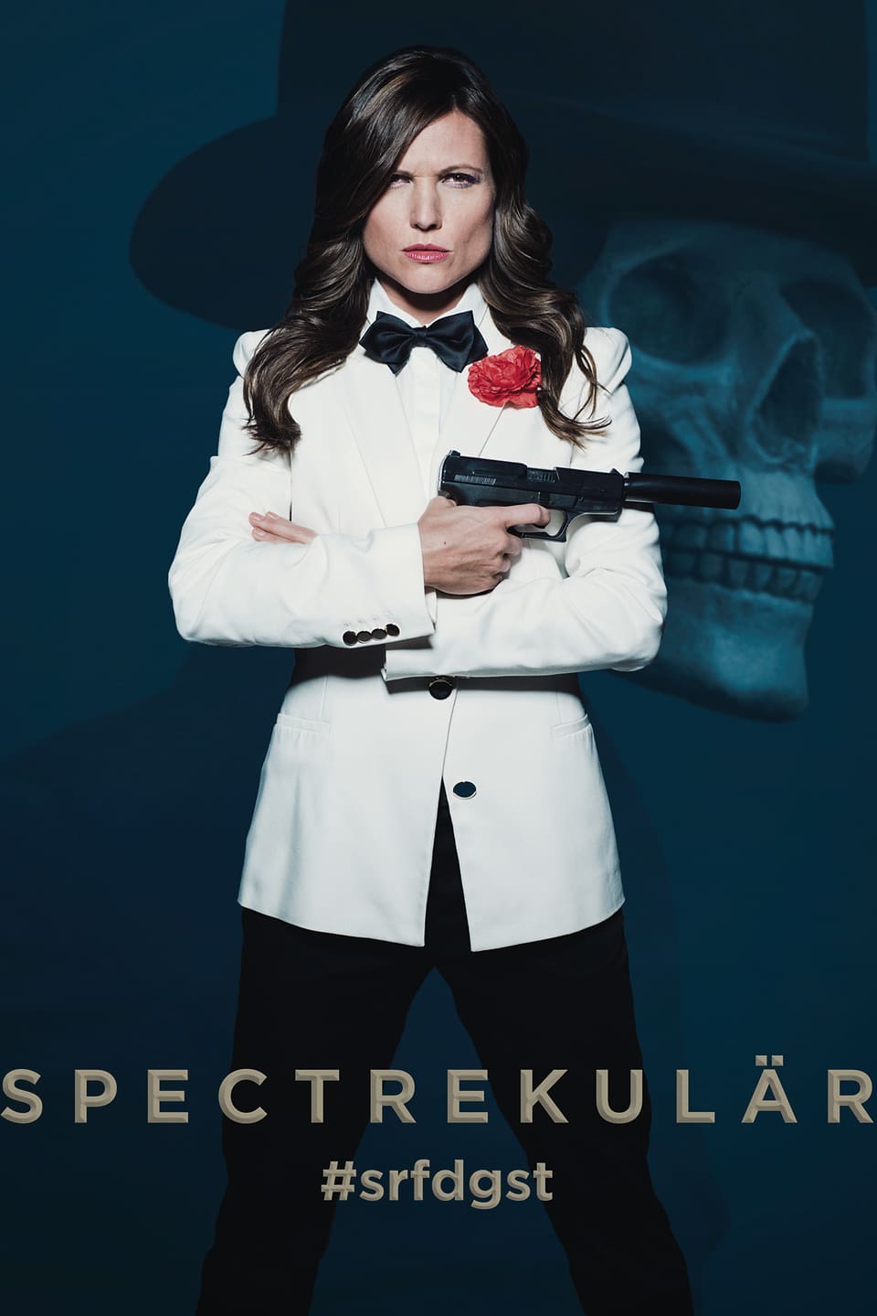 Viola Tami posiert als Daniel Craig in der Filmposter-Parodie von «Spectre».