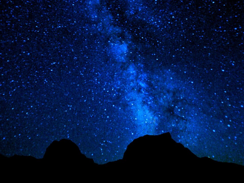 Nachthimmel in dunkelblau mit vielen Sternen. 