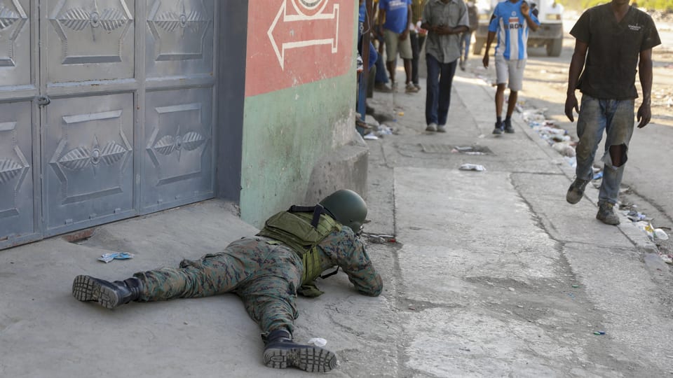 Ein Soldat im Einsatz auf dem Areal des internationalen Flughafens in Haiti.