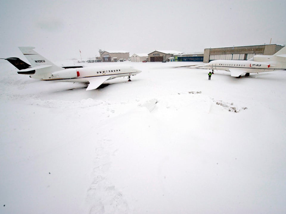 Flugzeuge sind am Airport Sameden am verschneiten Vorfeld geparkt, der Himmel ist grau.