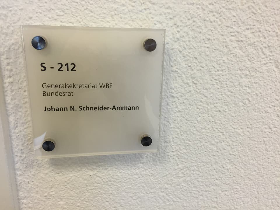 Tafel auf der drauf steht: Johann N. Schneider-Ammann