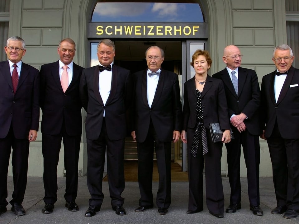 Elisabeth Kopp mit ehemaligen Bundesräten vor dem Hotel Schweizerhof in Luzern.