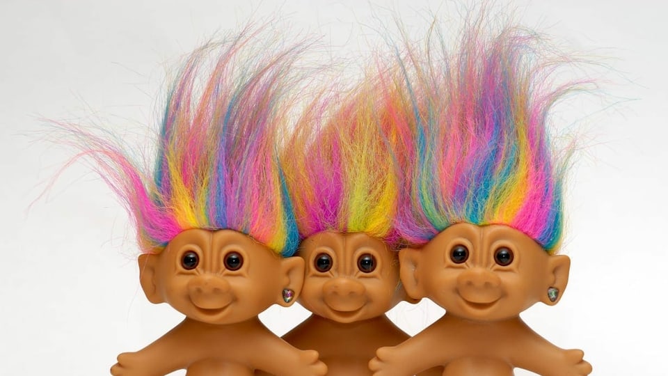 Vier Trolls mit bunten Haaren