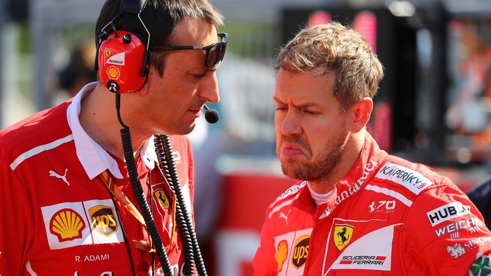 Sebastian Vettel mit einem Ferrari-Techniker.