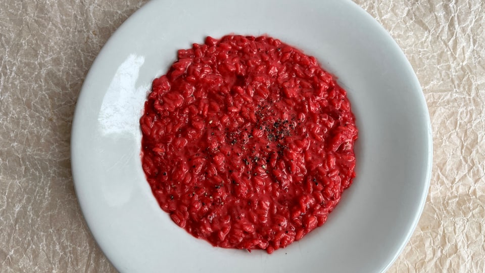 Leuchtend roter Randen-Risotto.