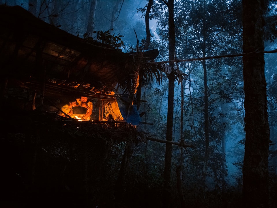 Menschen in einem Unterstand im Regenwald