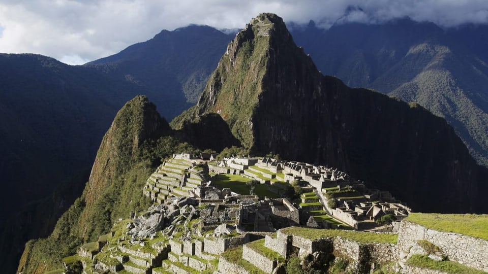 Der Machu Picchu. Die alte Inka-Stätte wird beschienen von der Sonne.