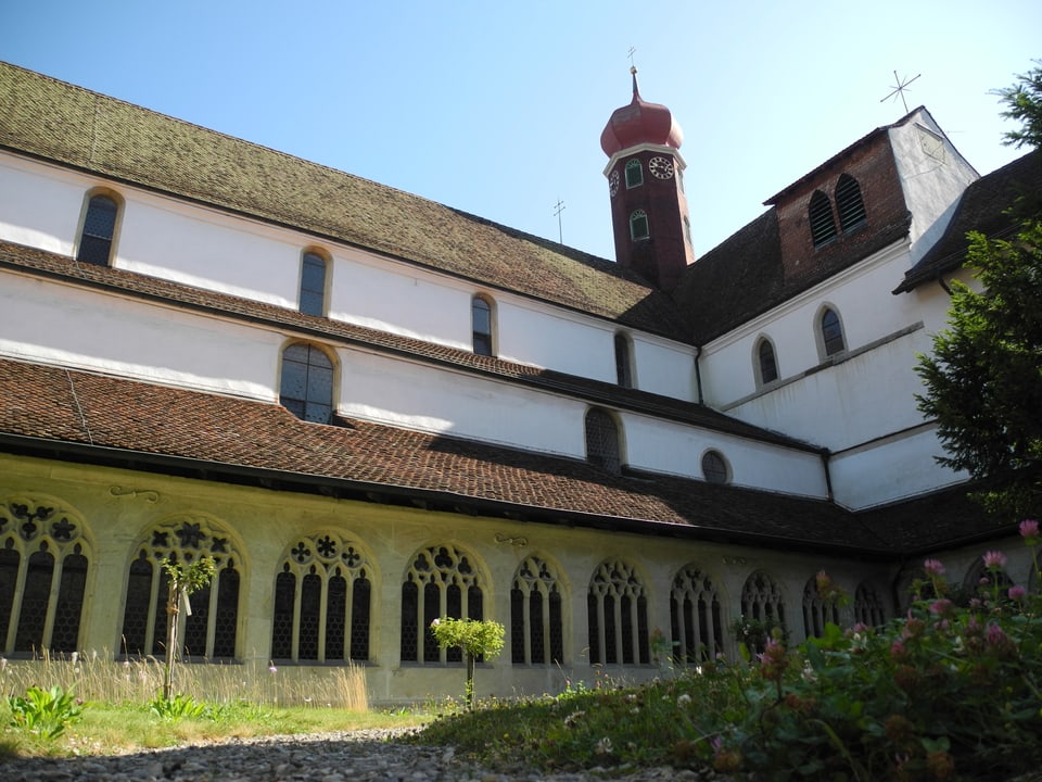 Ein Kloster mit Kirchturm.