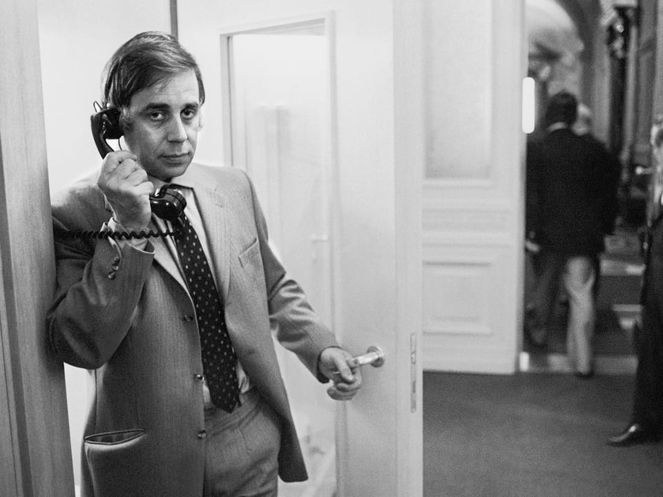 Jean Ziegler 1973 in der Telefonkabine im Bundeshaus Bern