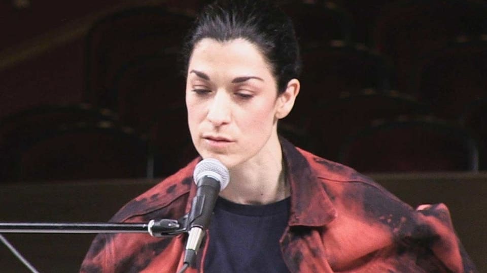 Alexandra Bachzetsis bei einer Performance am Mikrofon.