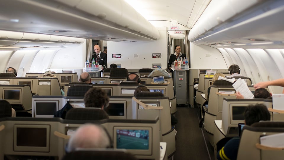 Sitzreihen in der Business Class in einem Swiss-Flugzeug.
