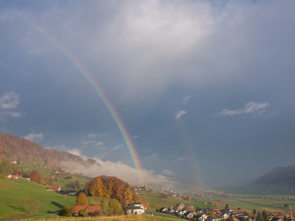 Regenbogen über einen Tal.