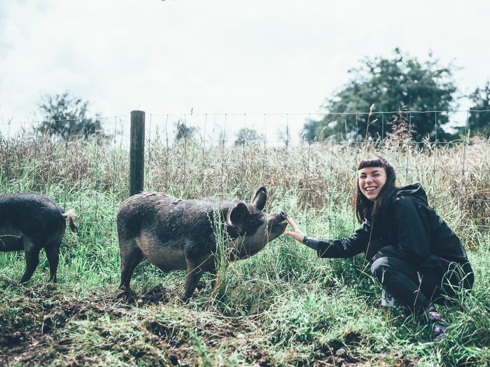 Rika Brune mit Wollschweinen