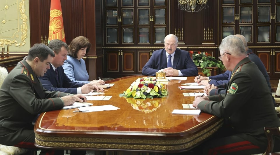Weissrusslands Staatschef Alexander Lukaschenko am Tisch mit dem Sicherheitsrat