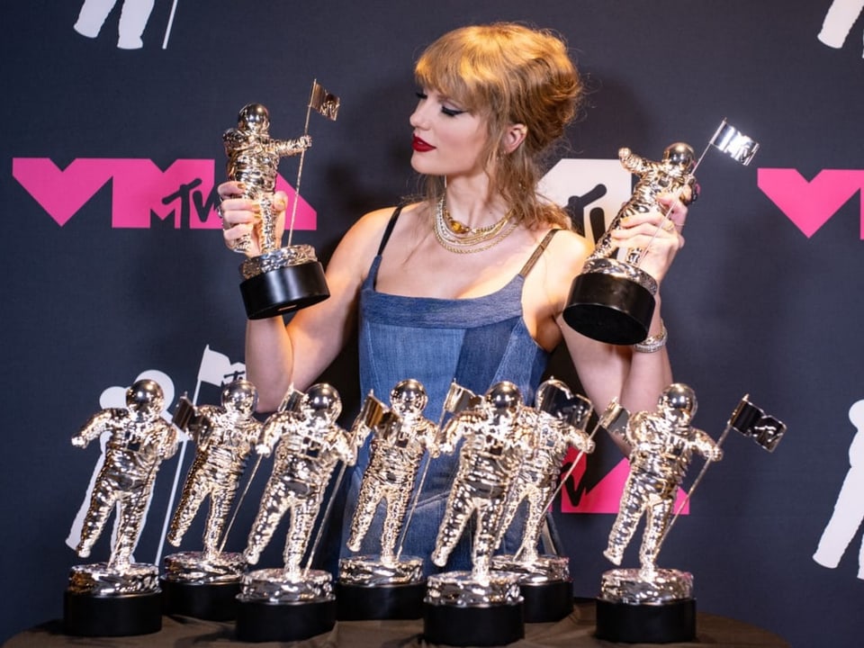 Taylor Swift posiert mit ihren neun Awards.
