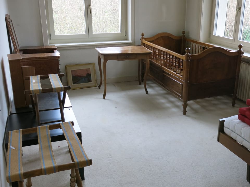 Kinderbett und alte Möbel 