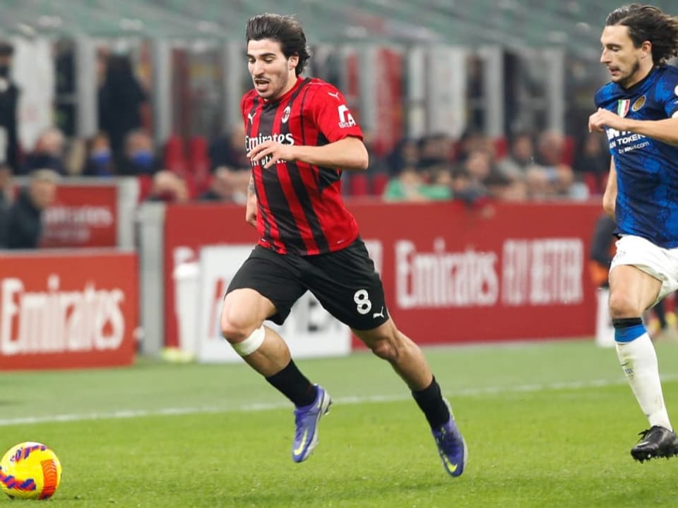 Sandro Tonali von der AC Milan (links) im Laufduell mit Matteo Darmian von Stadtrivale Inter.