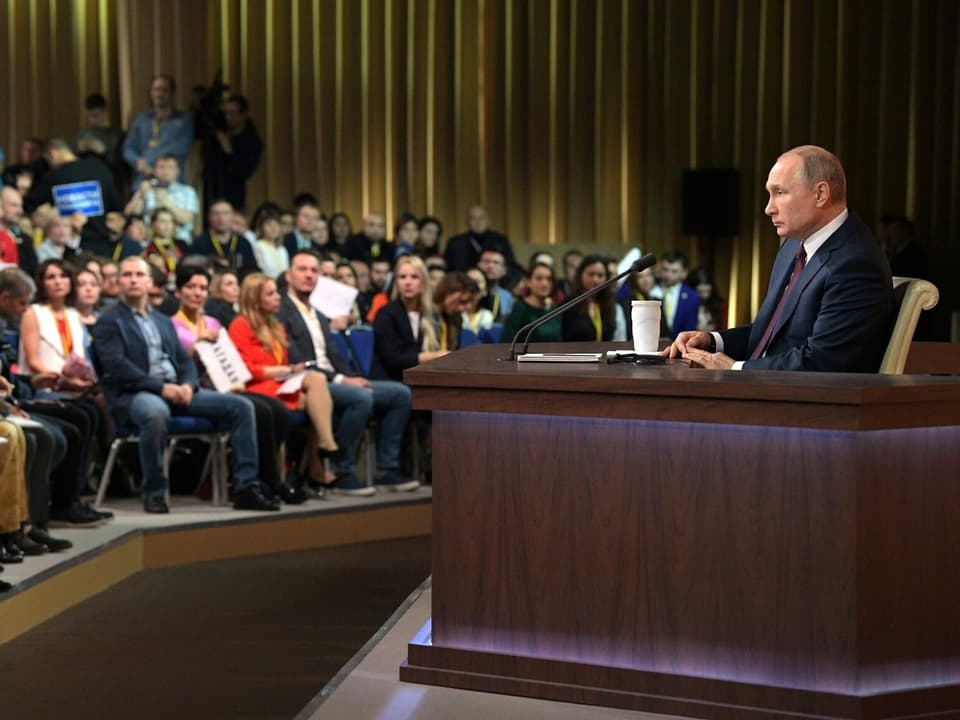 Wladimir Putin spricht zum Plenum.