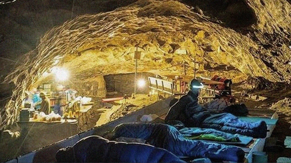 Schlafplätze in der Höhle