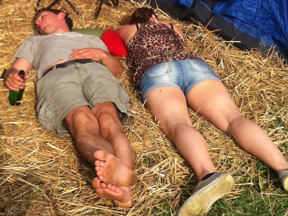 Mann und Frau schlafen im Stroh.