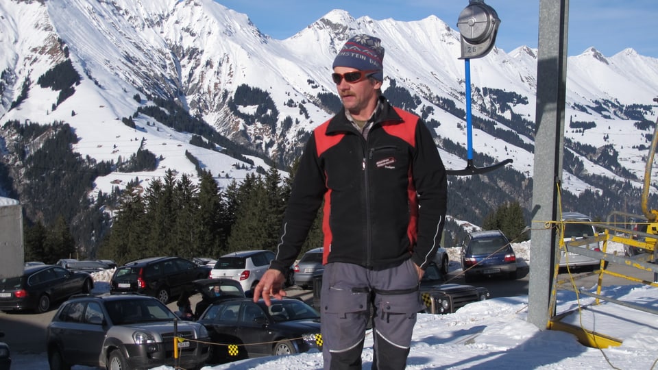 Ueli Schütz ist Skiliftbügelgeber und arbeitet regelmässig im Freien. Hier an einem herrlichen Wintertag.