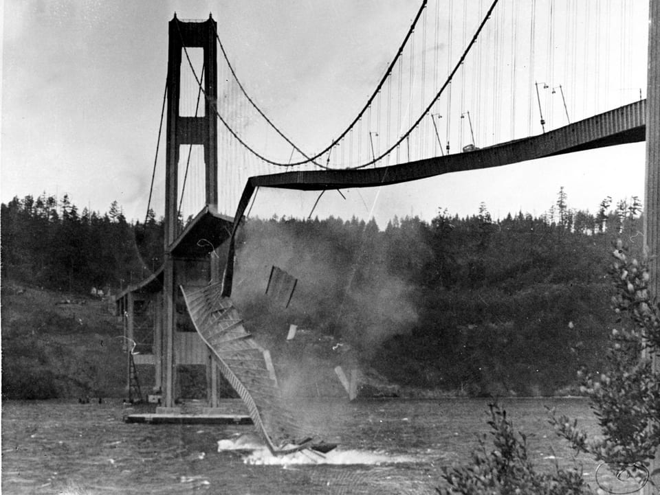 Die Tacoma-Narrows-Brücke in den USA am 1. Juli 1940 im Moment ihres Einsturzes.