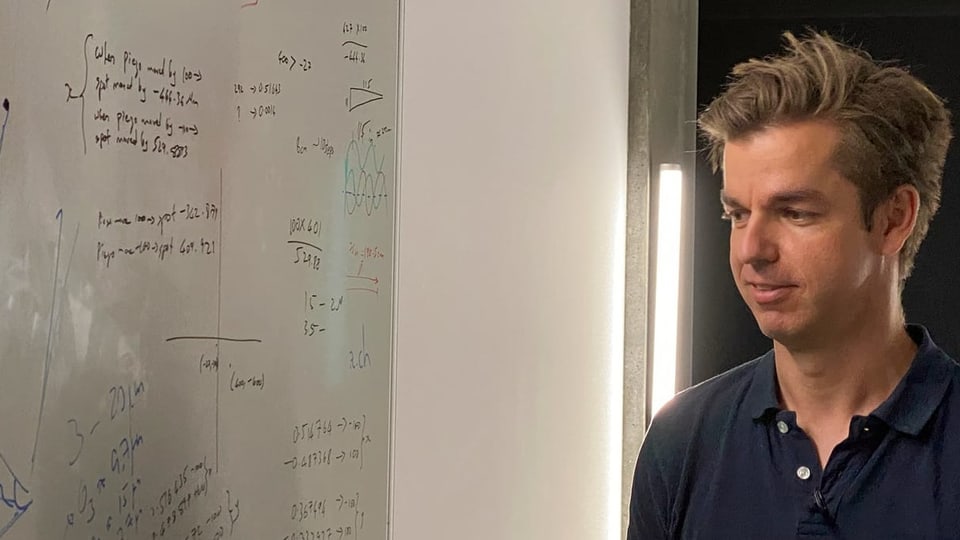 ETH-Astrophysiker Sascha Quanz vor einem Whiteboard.