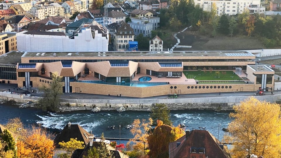 Der Bau von Mario Botta liegt direkt an der Limmat.