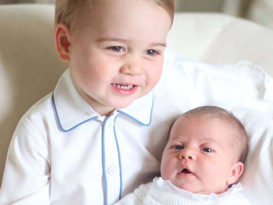 Prinz George hält Prinzessin Charlotte