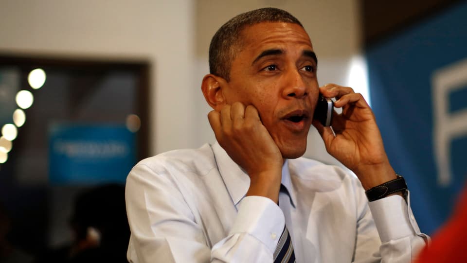US-Präsident Barack Obama hält ein Handy am Ohr