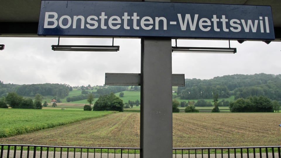 Bahnhof-Schild mit Aufschrift Bonstetten-Wettswil