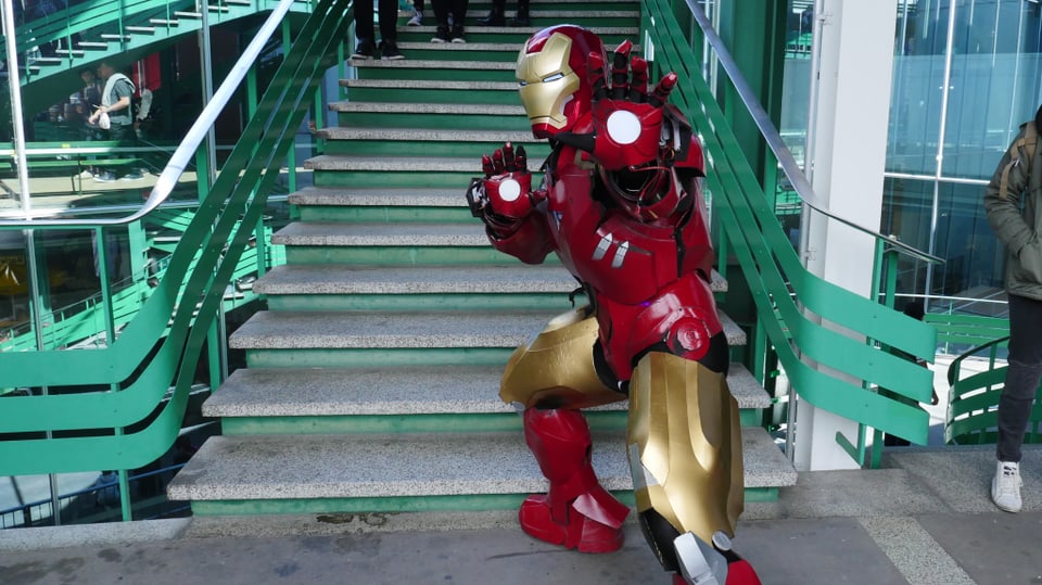 Iron Man schmeisst sich für uns in Pose. 