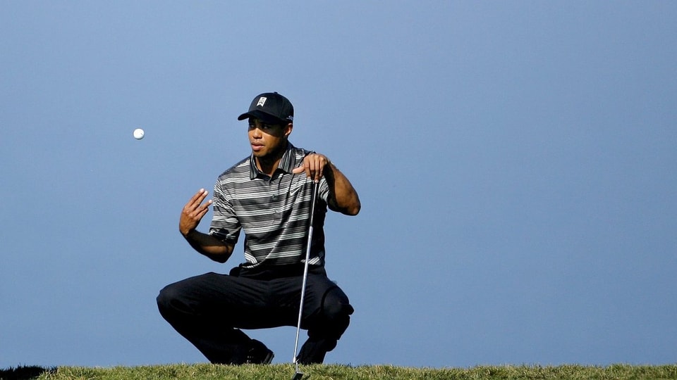 Tiger Woods schnippt den Ball lässig in die Luft.
