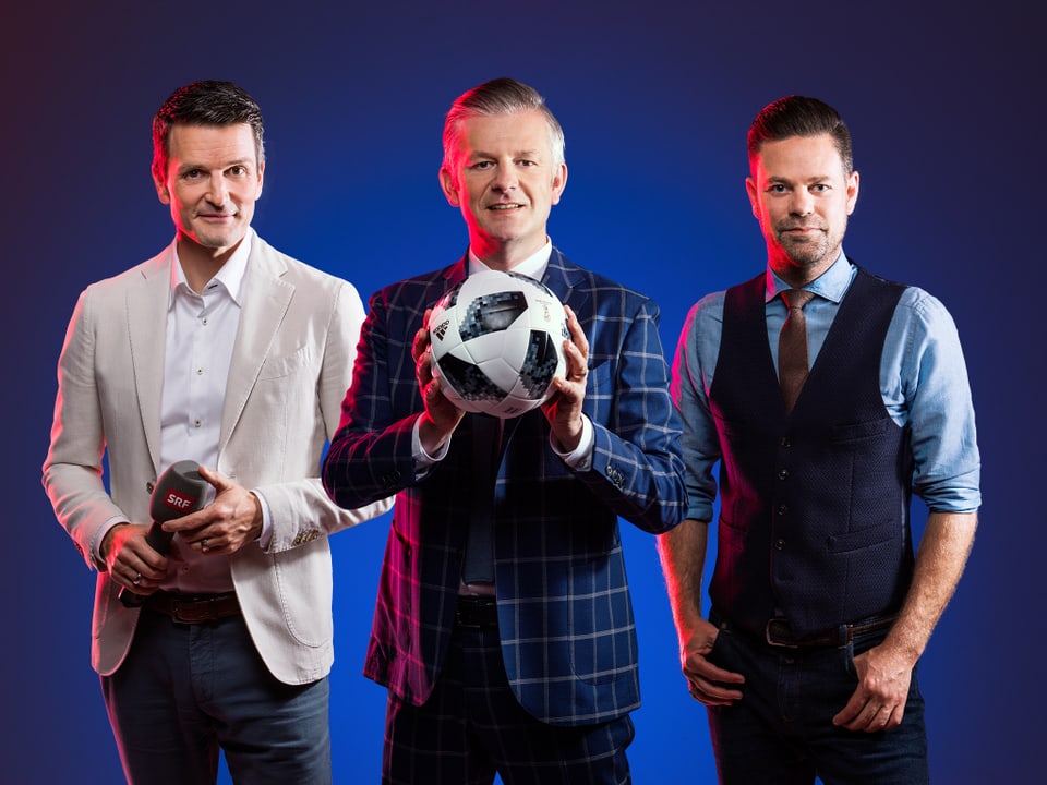 Paddy Kälin, Rainer Maria Salzgeber und Lukas Studer präsentieren die Fussball-WM am TV bei SRF.