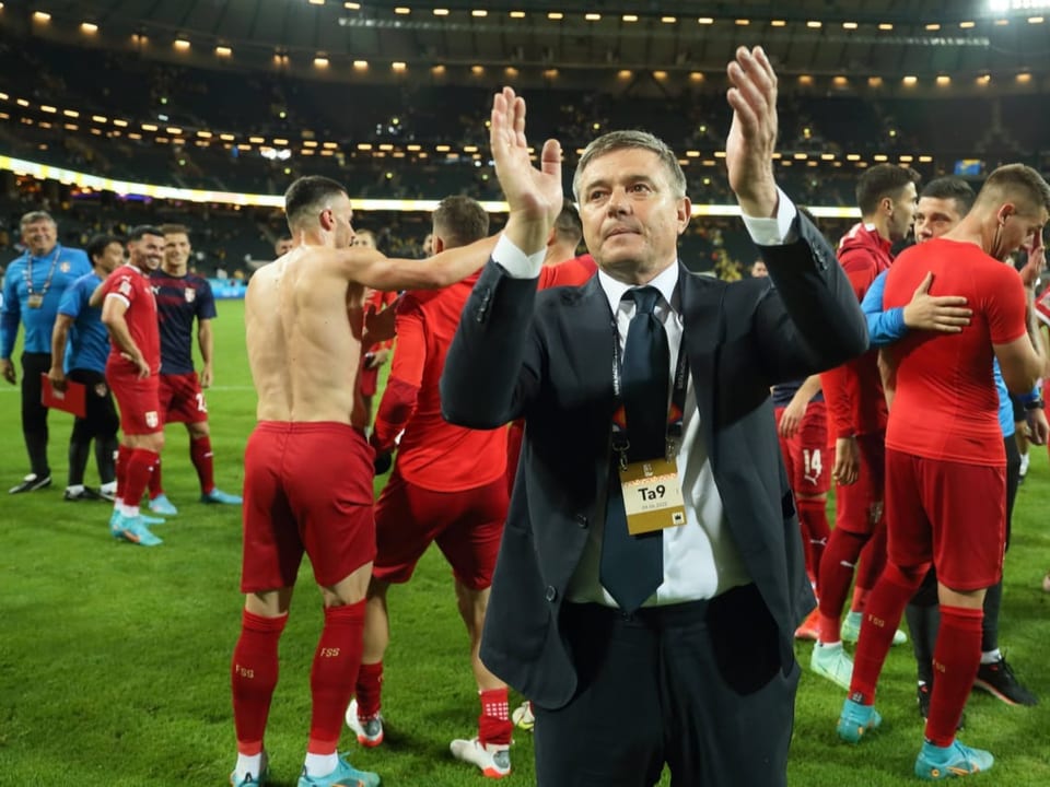 Der Heilsbringer in Serbien Serbiens Coach Dragan Stojkovic, genannt Piksi, klatscht seinem Team zu.