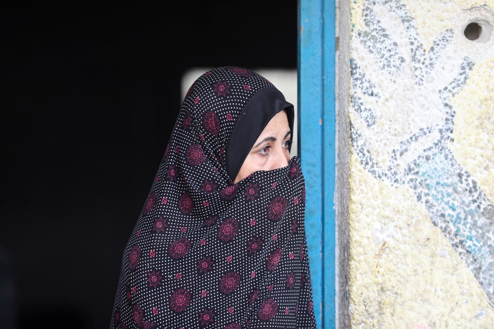 Eine palästinensische Frau blickt auf den Ort eines israelischen Angriffs.