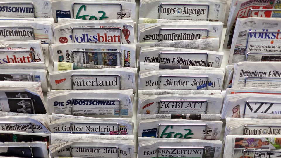 Zeitungsständer voll mich Schweizer Zeitungen