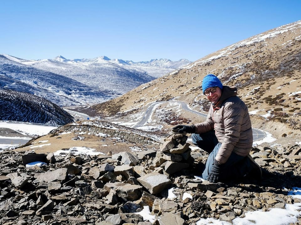Pascal Nufer posiert auf einem Hochplateau im chinesischen Himalaya-Gebirge.