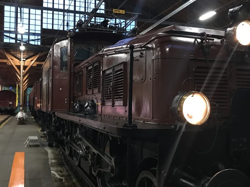 Alte Lokomotive in einem Zugdepot