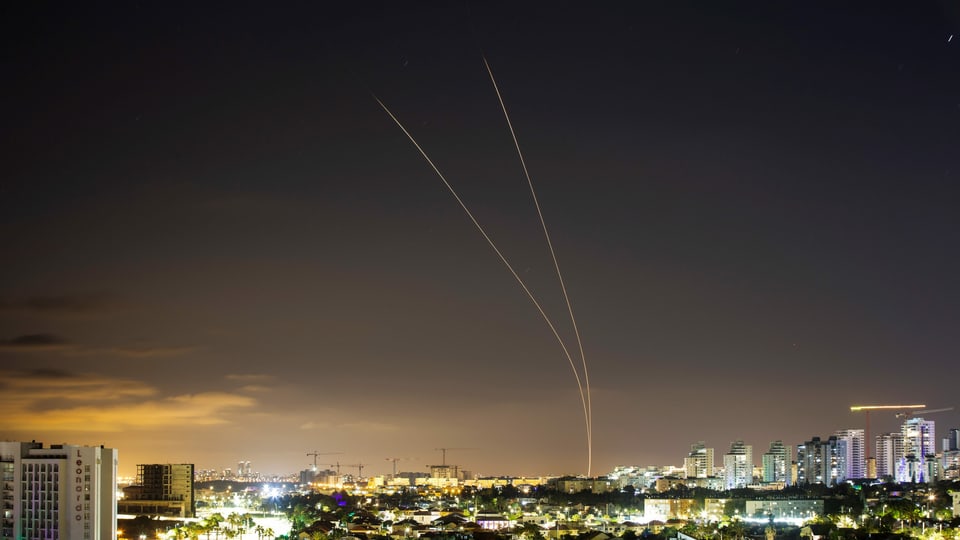 Raketen von Israel im Nachthimmel.