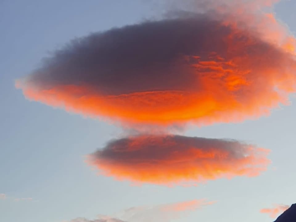 Glis/VS Linsenförmige Wolken über den Alpen.