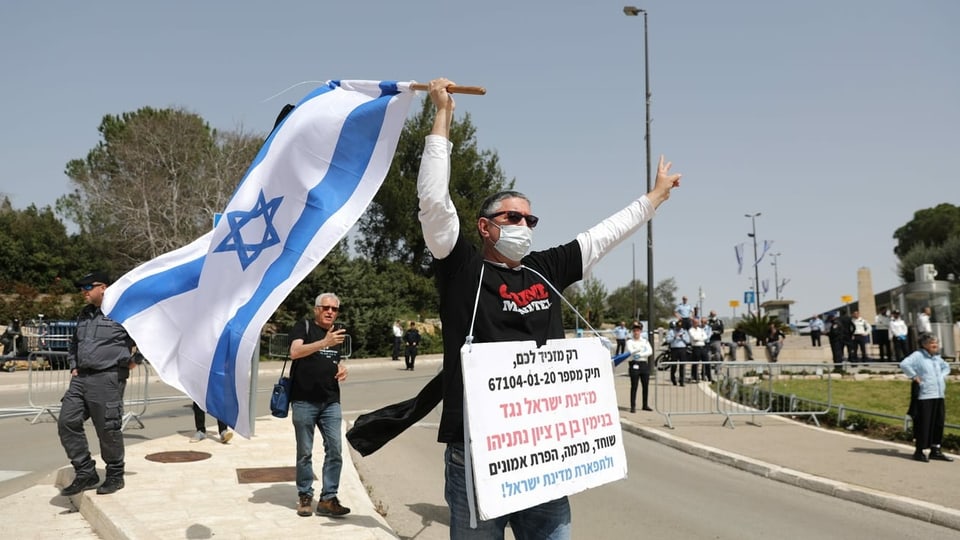 Israelische Wähler protestieren mit Plakaten und Fahnen