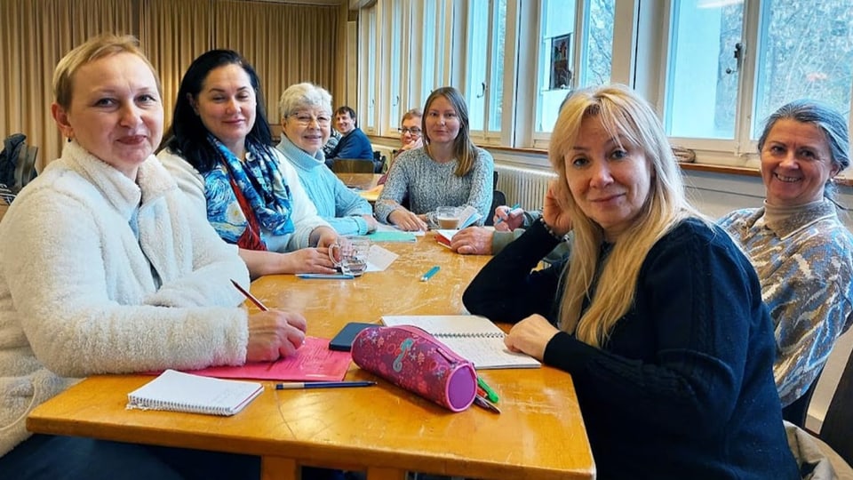 Sechs Frauen an einem Tisch.