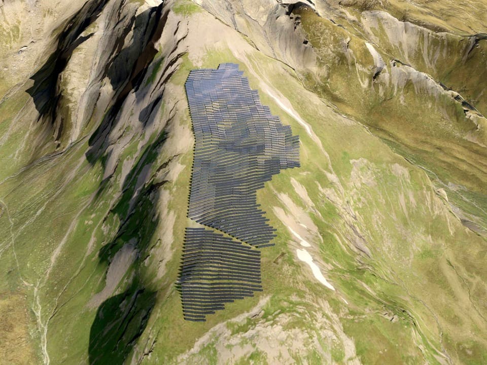 Grüner Berg mit Solaranlagen