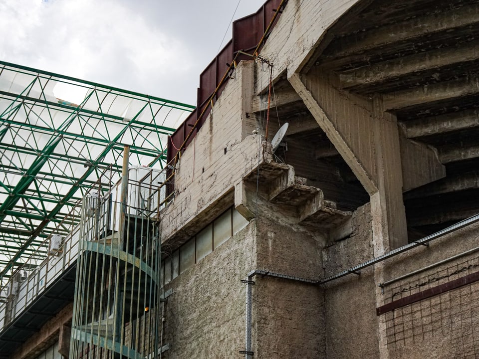 Das Stadion sieht alt und bröckelig aus.