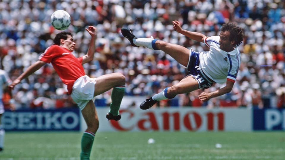 Platini bei einem Seitfallzieher an der WM 1986.