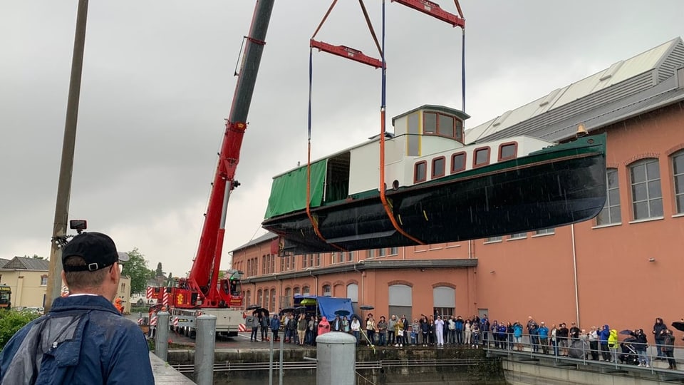 Der Moment der Einwasserung der «Seerhein» in Romanshorn.