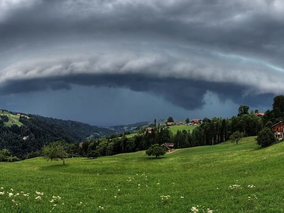 6. Juli Eindrücklicher Wolkenkragen vor den Gewittern