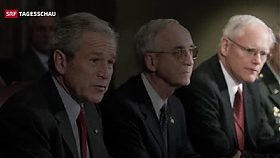 James Jeffrey sitzt neben Präsident Bush.
